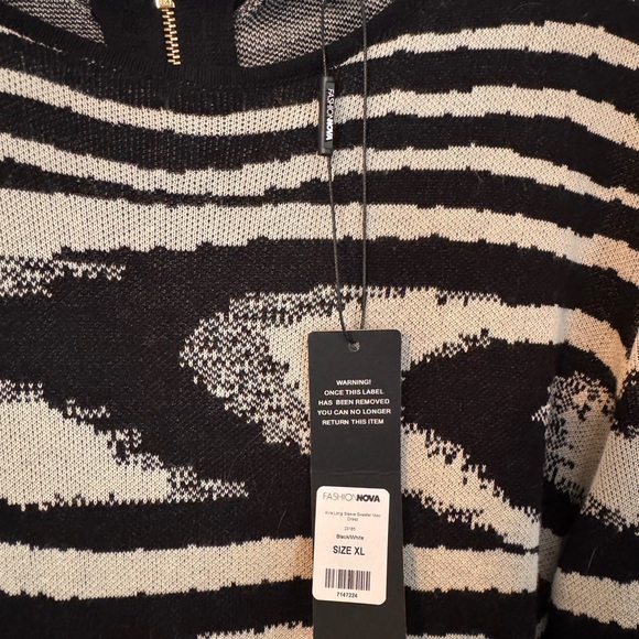 Fashion Nova Black & Cream Long Sleeve Patterned Maxi Dress - Picture 3 of 3